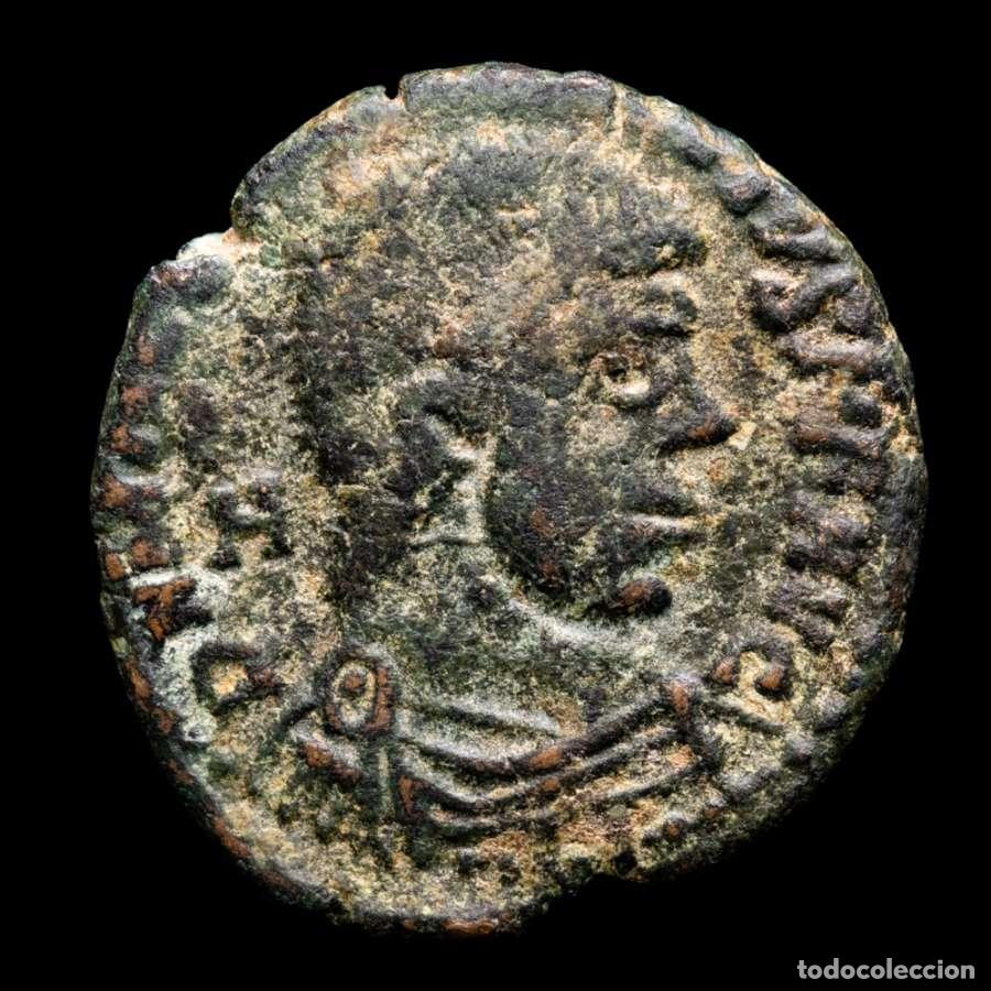 Monedas Imperio romano: Magnencio. &AElig; Maiorina de estilo barbaro. GLORIA ROMANORVM / RPLG