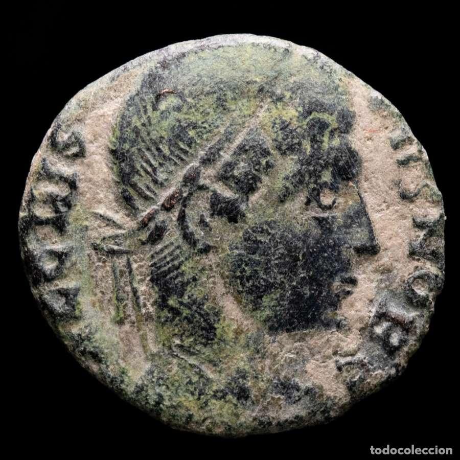 Monedas Imperio romano: Crispo reverso de Constantino I, follis de estilo barbaro e hibrido