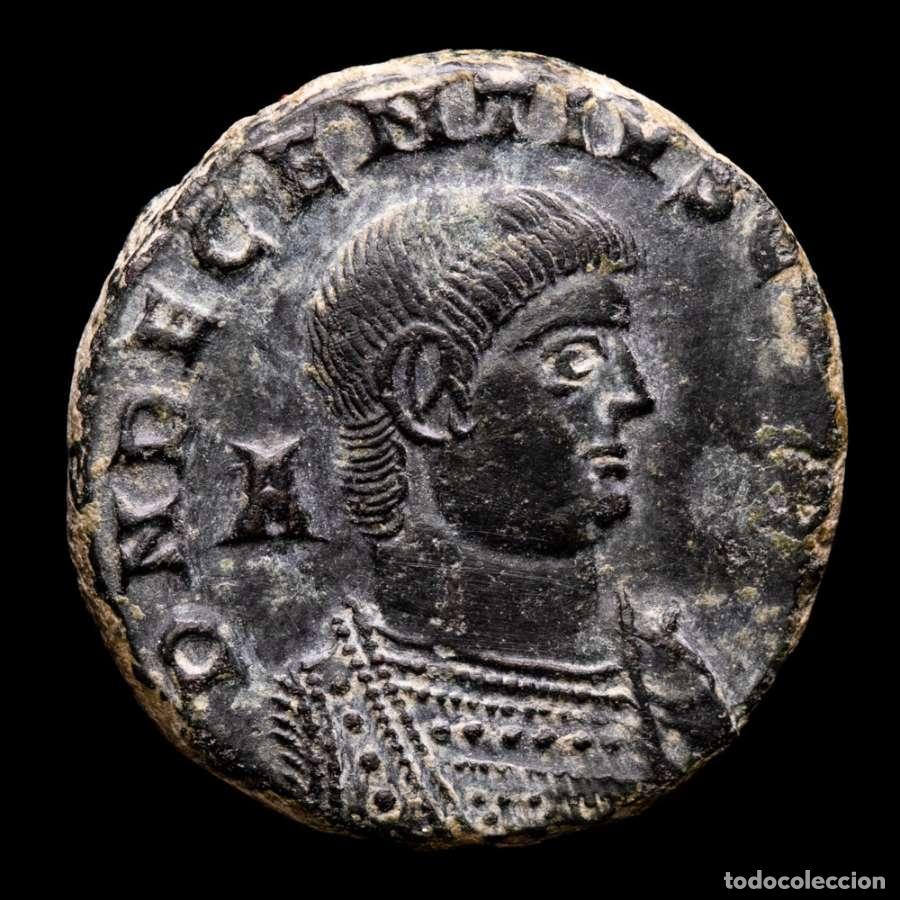 Monedas Imperio romano: Decencio (350-353) maiorina Arles VICTORIAE DD NN AVG F SAR (6492)