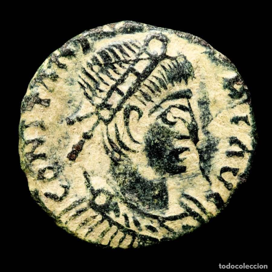 Monedas Imperio romano: Constante - &AElig; Medio Follis - GLORIA EXERCITVS - C en banderin.