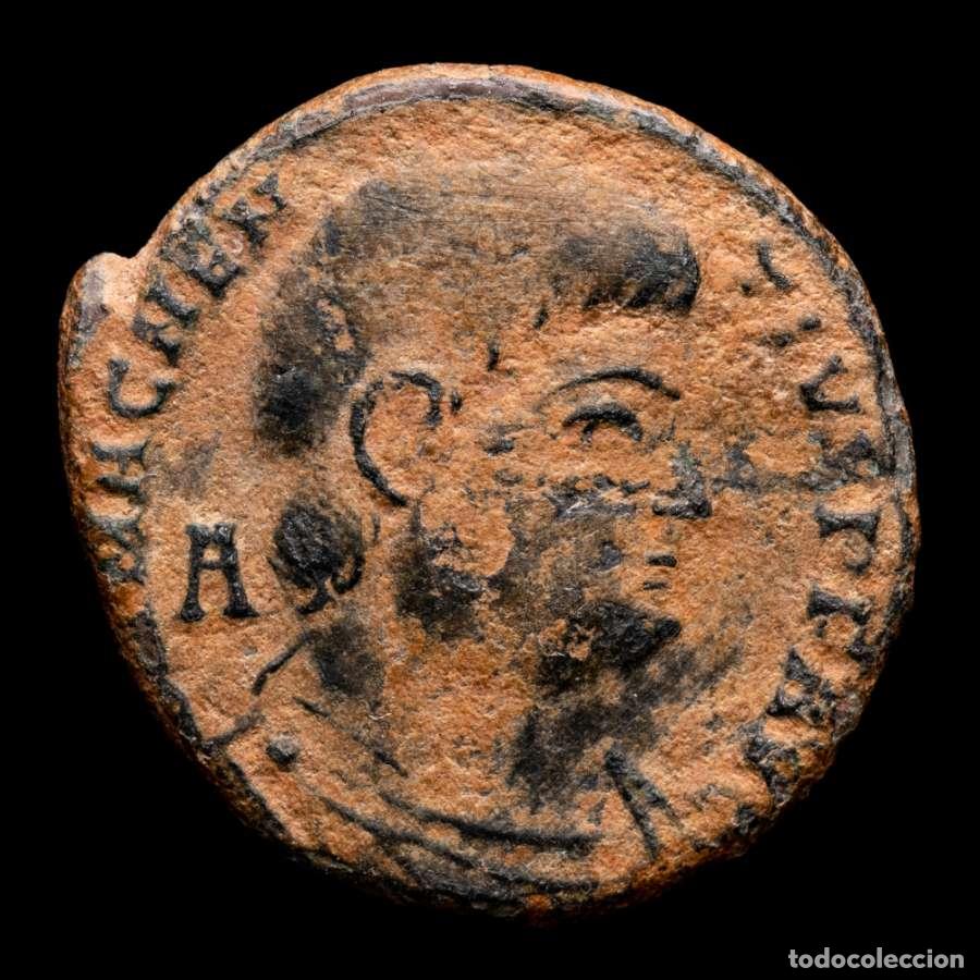 Monedas Imperio romano: Magnencio - &AElig; Maiorina. Arles FPAR. Dos Victorias. VOT M VLT X.