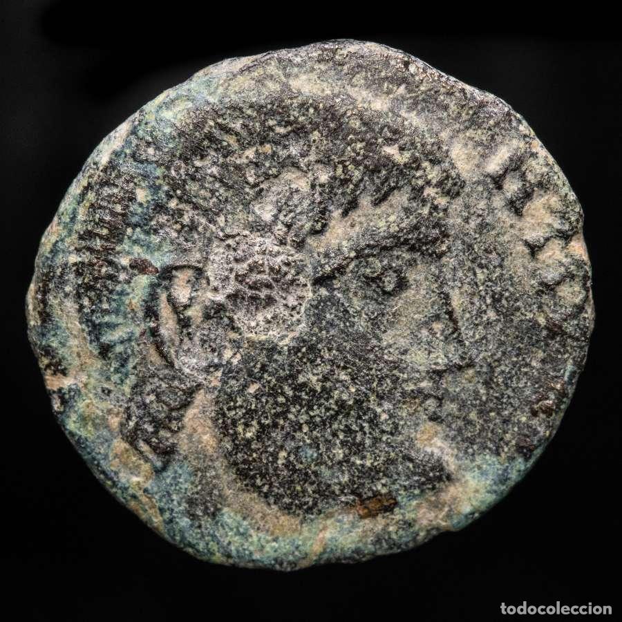Monedas Imperio romano: Imperio Romano - Magnencio, maiorina de estilo b&aacute;rbaro. Victorias.