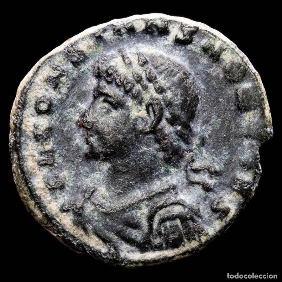 Monedas Imperio romano: Constante C&eacute;sar, follis. Constantinopla GLORIA EXERCITVS / CONSIA