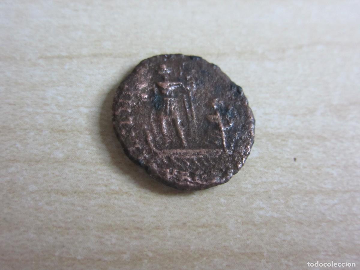 Monedas Imperio romano: Medio Centenional de Constancio II 337-361 Reverso Emperador en barco portando cetro y globo