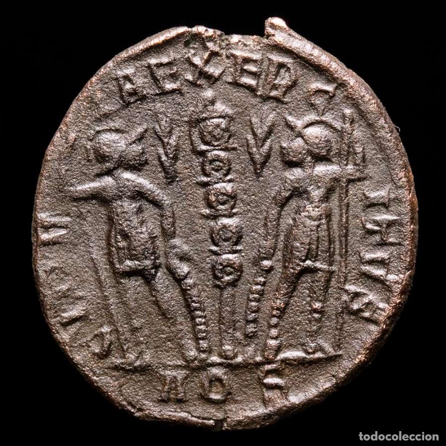 Monedas Imperio romano: Delmacio. &AElig; Follis. Aquileia 336 dC. GLORIA EXERCITVS / AQS Palmas