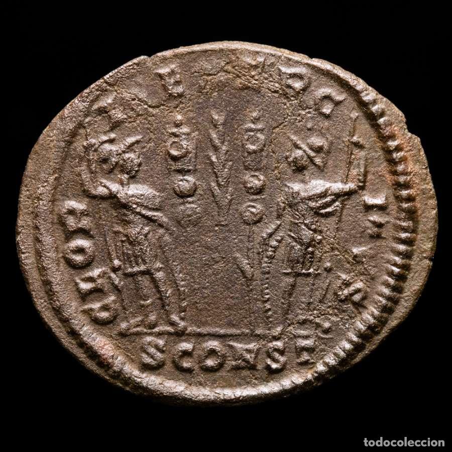 Monedas Imperio romano: Constancio II, 337-361 dC follis Arles GLORIA EXERCITVS Palma (3847)