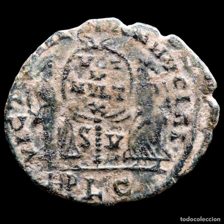 Monedas Imperio romano: Magnencio 350/3 Maiorina Lugdunum. SV / RPLG. Dos Victorias (3849)