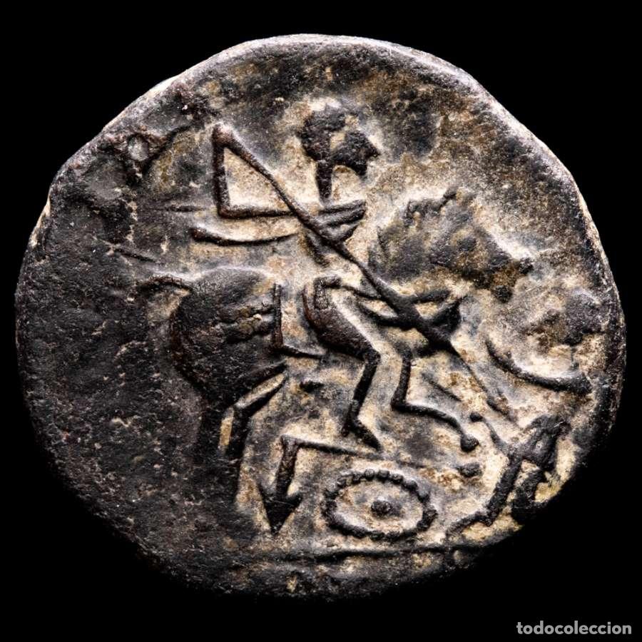 Monedas Imperio romano: Magnencio. Estilo b&aacute;rbaro. GLORIA ROMANORVM emperador a caballo
