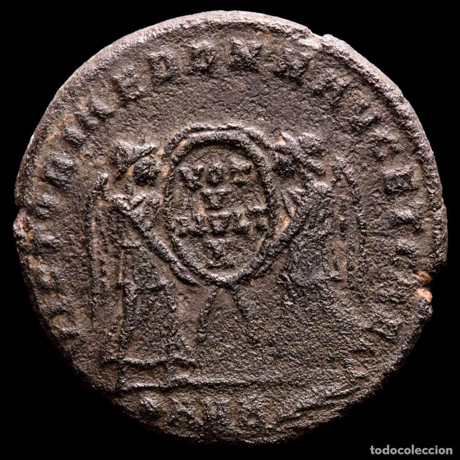 Monedas Imperio romano: Magnencio (350/3) Maiorina, bronce. Ambianum Victorias &bull;AMB palma