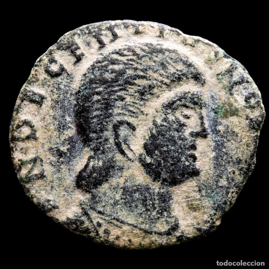 Monedas Imperio romano: Decencio de estilo Barbaro SALVS DD NN AVG ET CAES Victorias (3864)