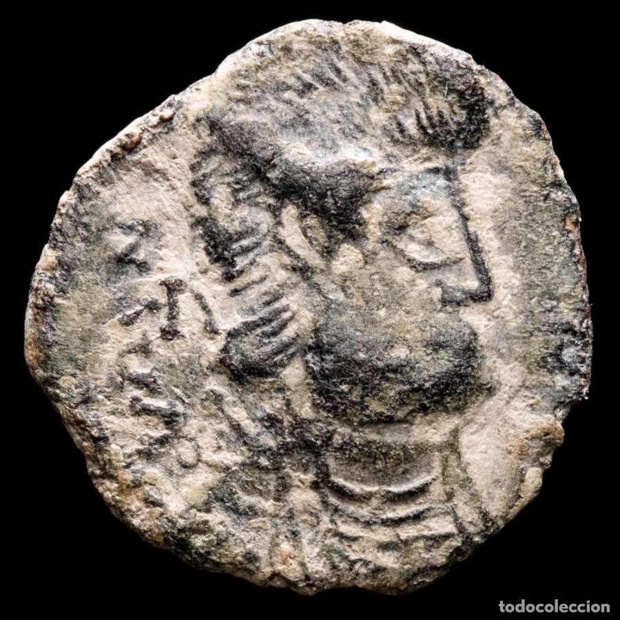 Monedas Imperio romano: Magnencio (350-353 dC) Maiorina de bronce. Estilo barbaro. (3611)
