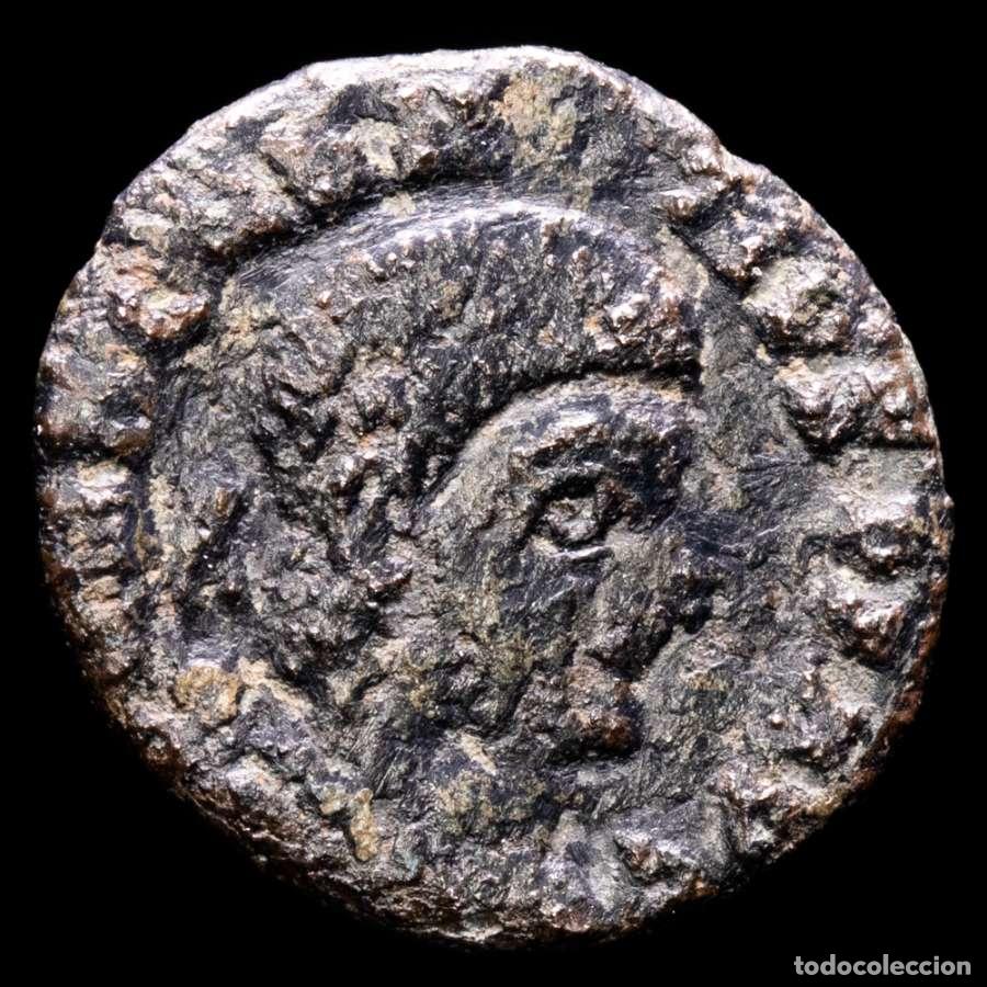 Monedas Imperio romano: Magnencio 350-353. Victorias. Estilo b&aacute;rbaro. VOT XX MVLT XX (3700)