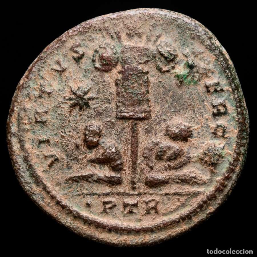 Monedas Imperio romano: Licinio I Follis. Trier. VIRTVS EXERCIT - ✩ / &bull;PTR Trofeo, cautivos