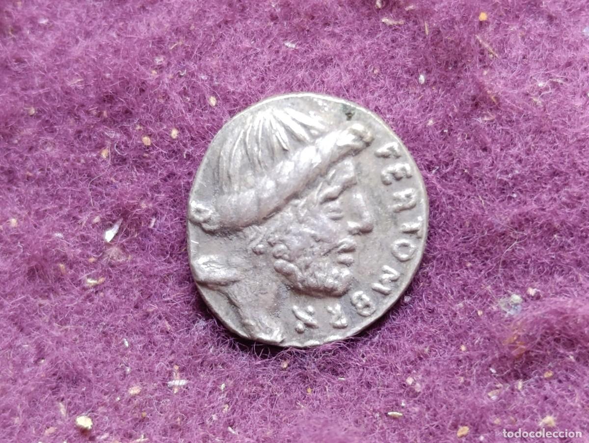 Monedas Imperio romano: Antigua Moneda Romana, falsa de &eacute;poca, emperador a identificar