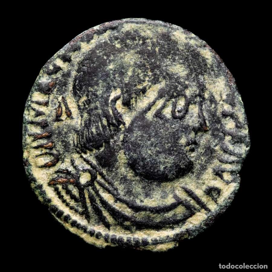Monedas Imperio romano: Magnencio 350-353 AE18. Victorias. VOT V MLT X. Estilo b&aacute;rbaro.