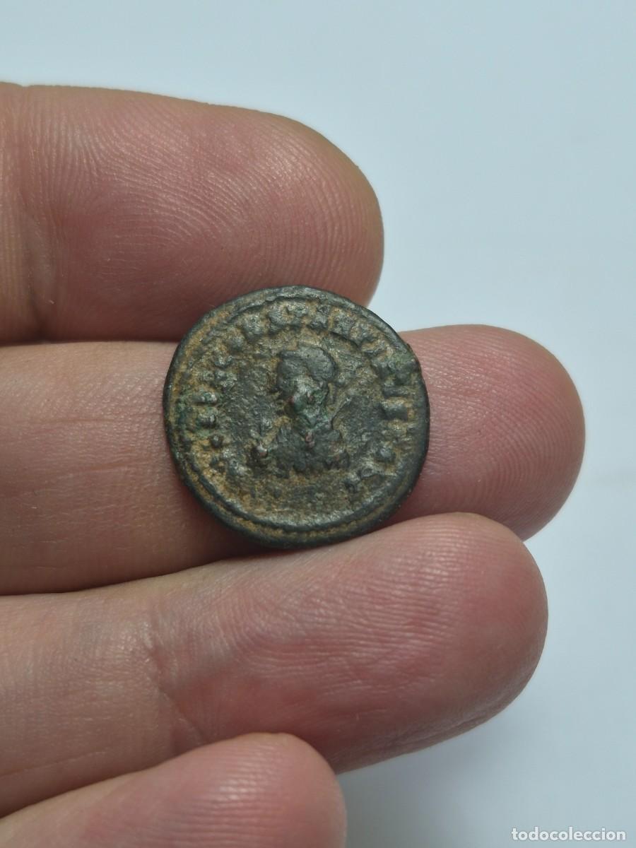 Monedas Imperio romano: NT/ FOLLIS CONSTANTINO II CESAR CON CETRO PUERTA DE CAMPAMENTO 2,83 GRS (A1672)