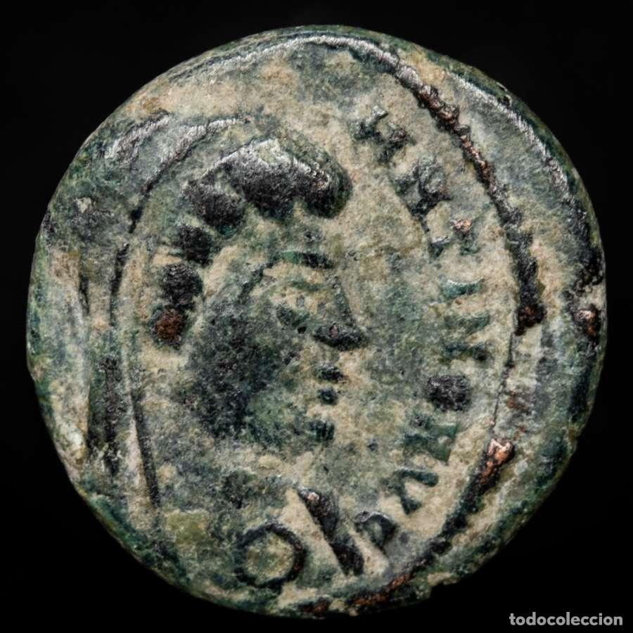 Monedas Imperio romano: Follis DIVO CONSTANTINO - Emperador en cuadriga, la mano de Dios.