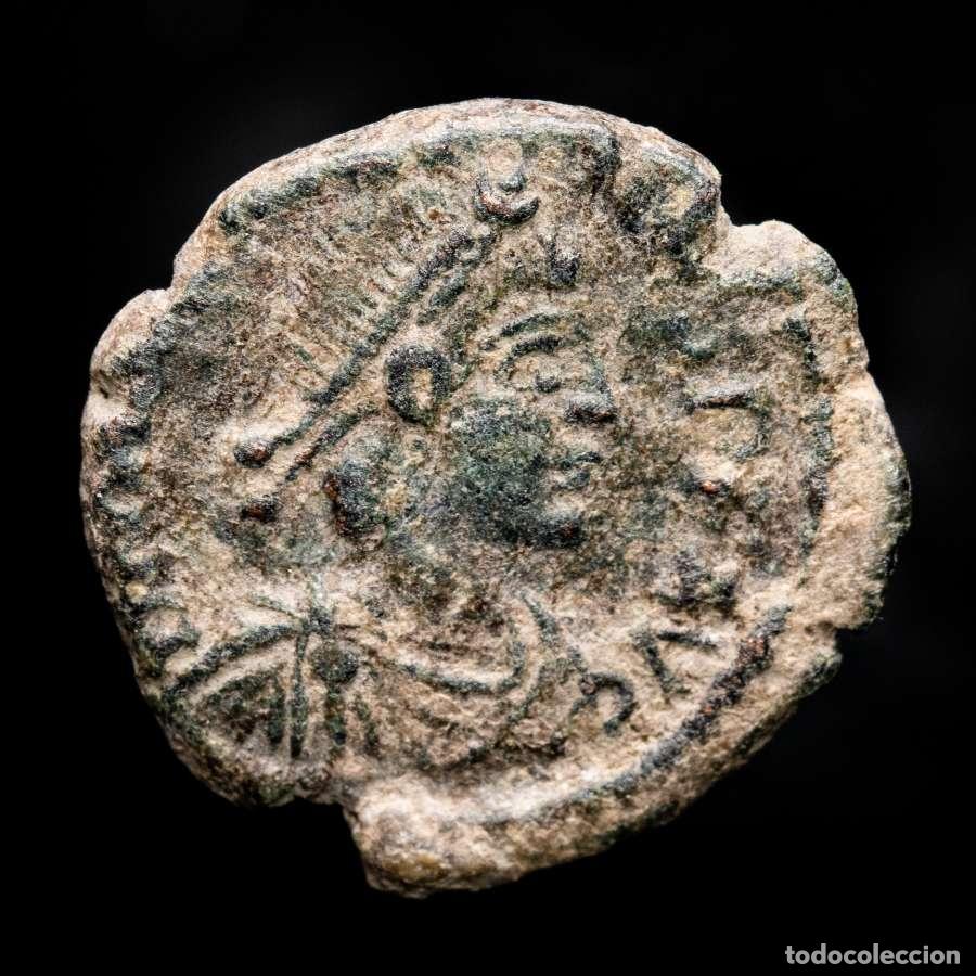 Monedas Imperio romano: Magno Maximo 383-8 d.C. Nummus SPES ROMANORVM, puerta de campamento