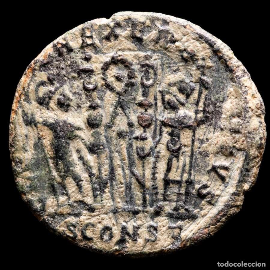Monedas Imperio romano: Constante. Follis, Arles SCONST, corona entre estandartes. (4524)