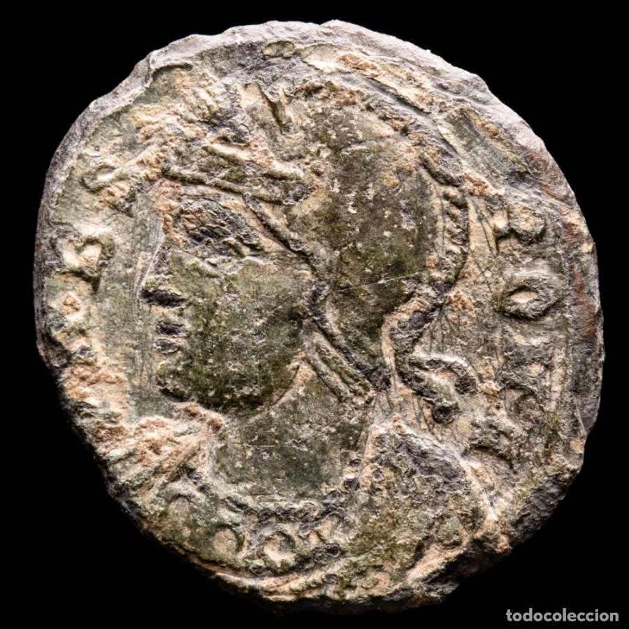 Monedas Imperio romano: VRBS ROMA, Follis, Arles, SCONST Loba, Romulo y Remo - Pino (4536)