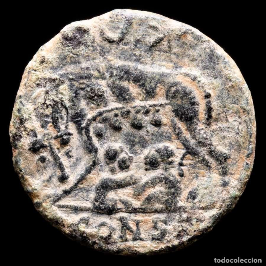 Monedas Imperio romano: URBS ROMA Follis conmemorativo Arles Loba, Romulo y Remo ✩◡✩ (4540)