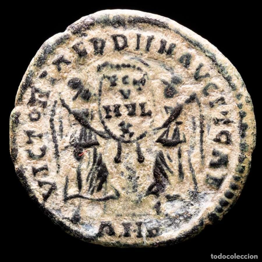 Monedas Imperio romano: Decencio Cesar Maiorina de Ambianum (Amiens) dos Victorias / AMB