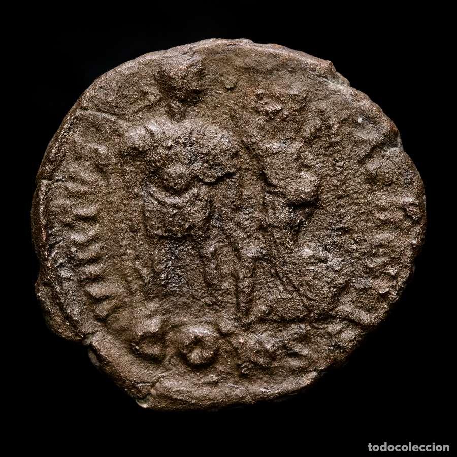 Monedas Imperio romano: Arcadio 383-408 dC. &AElig; Follis VIRTVS EXERCITI / CONS&Delta; Constantinopla