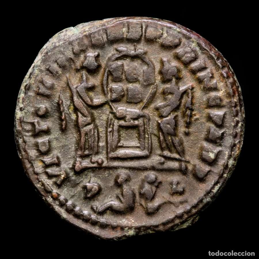 Monedas Imperio romano: Constantino I (307-337) AE follis, Lyon, cautivos en exergo. (289)