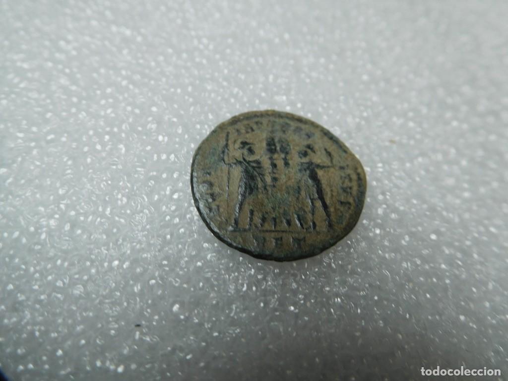Monedas Imperio romano: detalle enfocado en el anverso de una peque&ntilde;a moneda romana de bronce,