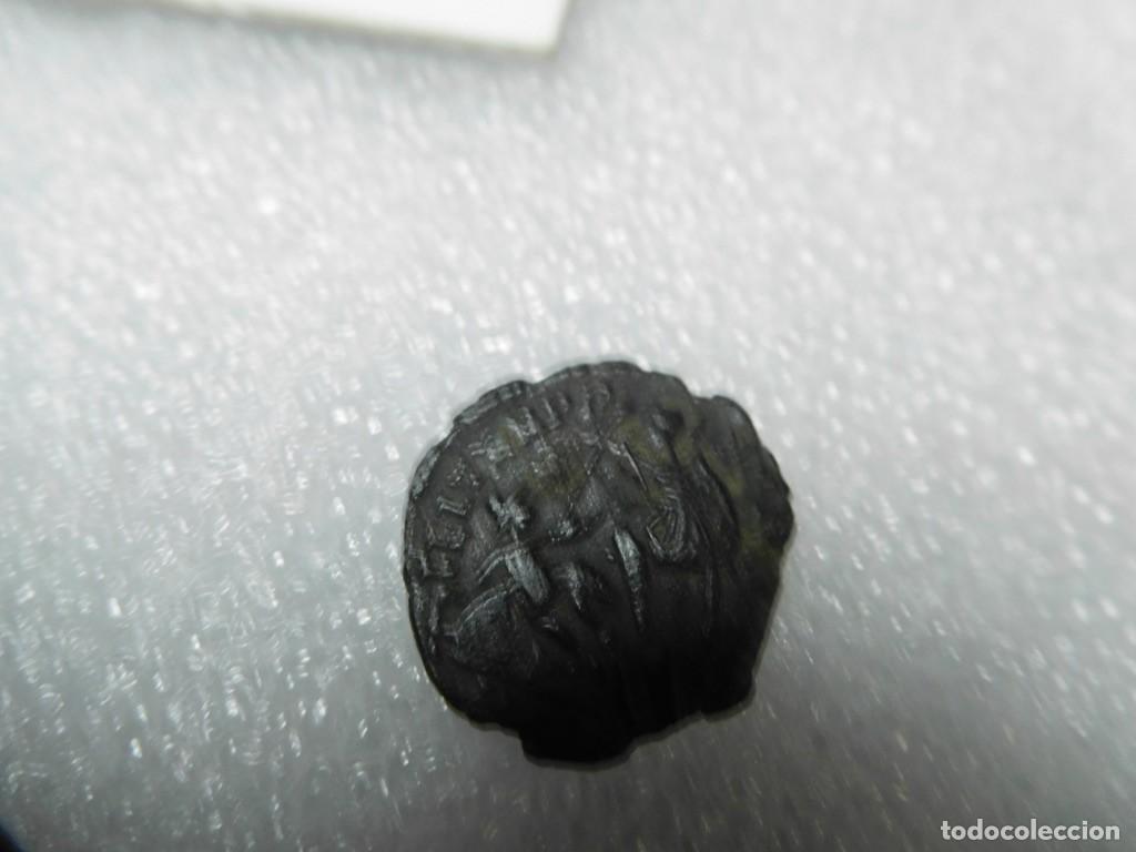 Monedas Imperio romano: enfocado del anverso de una antigua moneda romana de bronce,