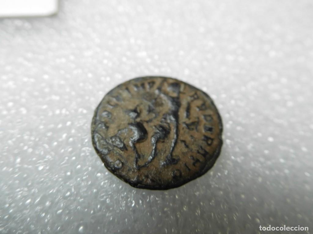 Monedas Imperio romano: enfocado del anverso de una antigua moneda romana de bronce,