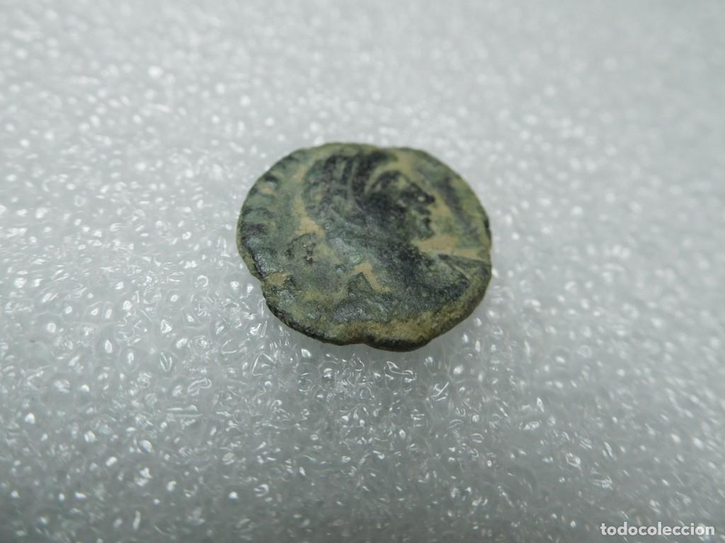 Monedas Imperio romano: anverso y el reverso de una moneda antigua de bronce, de las acu&ntilde;aciones de la Hispania antigua