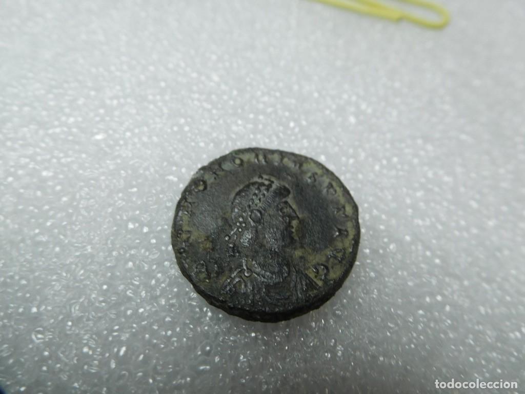 Monedas Imperio romano: El anverso la leyenda DN CONSTAN-TIVS PF AV, Reverso, un soldado alanceando a un jinete ca&iacute;do.