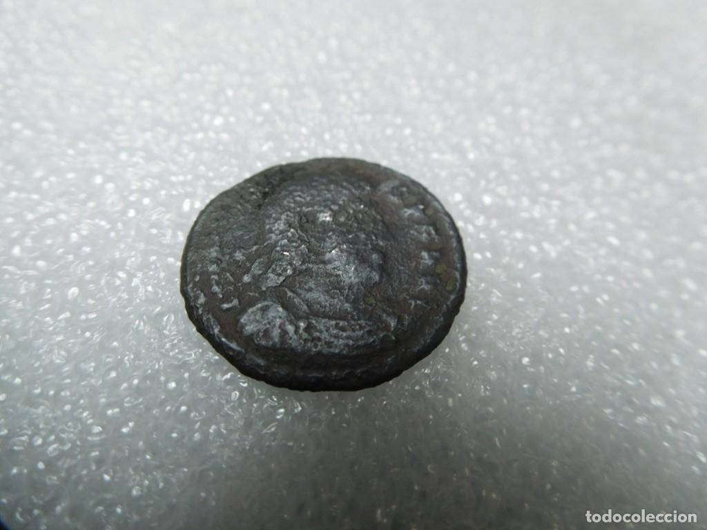 Monedas Imperio romano: anverso y el reverso de una moneda romana de bronce de finales del siglo IV d.C.