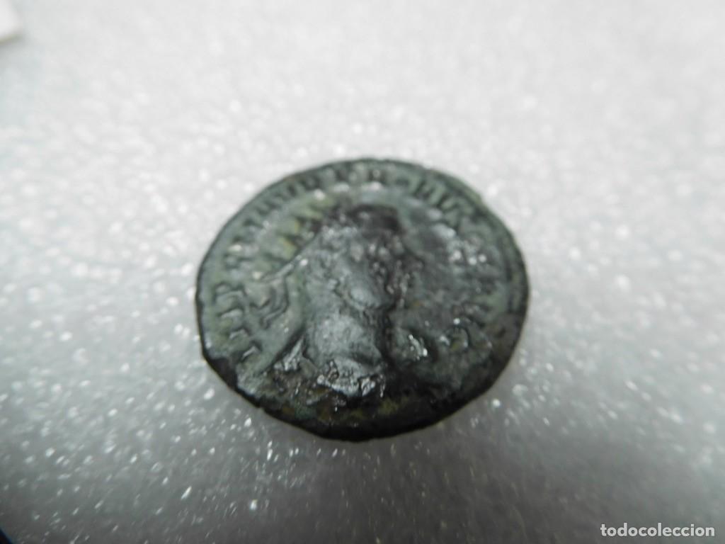Monedas Imperio romano: Anverso y el reverso de una pieza numism&aacute;tica romana de bronce, acu&ntilde;ada en el siglo IV d.C.