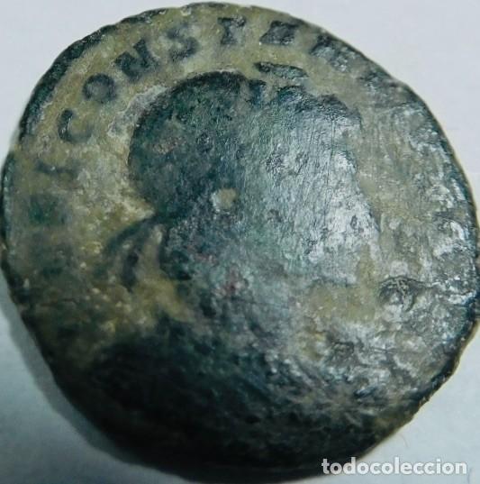 Monedas Imperio romano: Follis de bronce (tipo AE3 o AE4) acu&ntilde;ado durante el Bajo Imperio Romano, Constancio II o Constante.