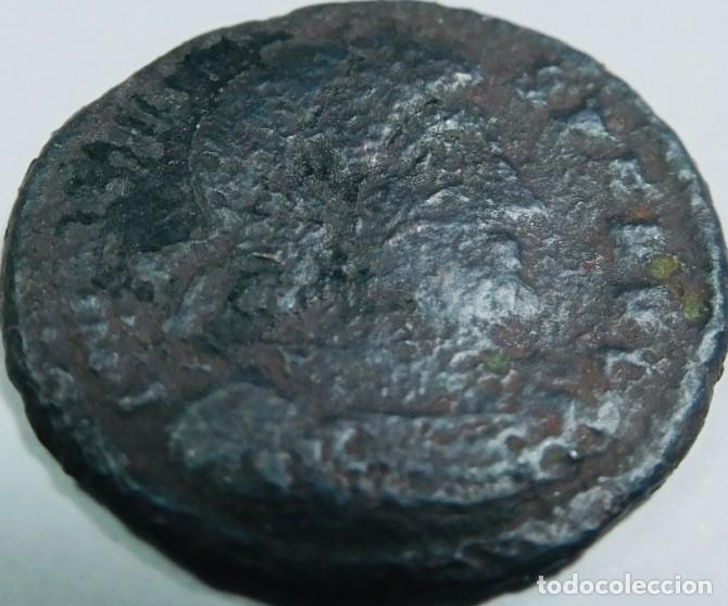 Monedas Imperio romano: follis de bronce (tipo AE2 o AE3) Imperio Romano Tard&iacute;o, acu&ntilde;ada a finales del l siglo IV d. C.