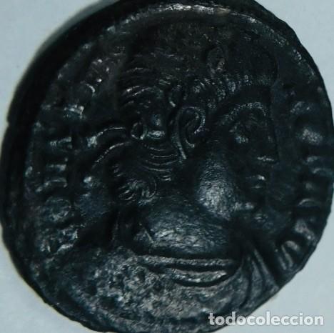 Monedas Imperio romano: follis de bronce del Imperio Romano, siglo IV d. C. bajo la dinast&iacute;a constantiniana.
