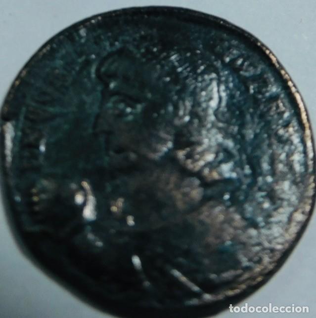 Monedas Imperio romano: Anverso y reverso de una moneda de bronce romana, el siglo IV d. C., Constante o Constancio II.