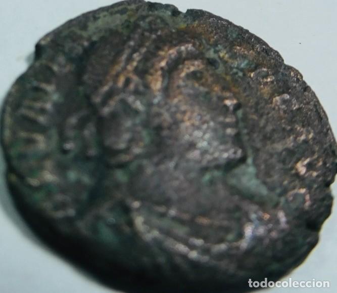 Monedas Imperio romano: follis o nummus de bronce romano, siglo IV d. C,