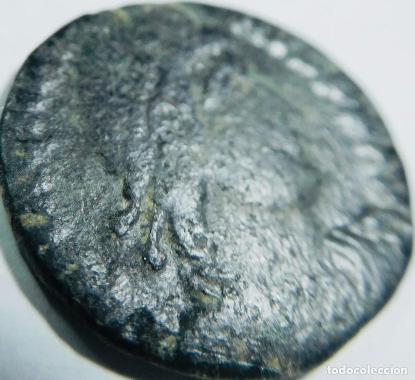 Monedas Imperio romano: follis o nummus de bronce romano, siglo IV d. C,