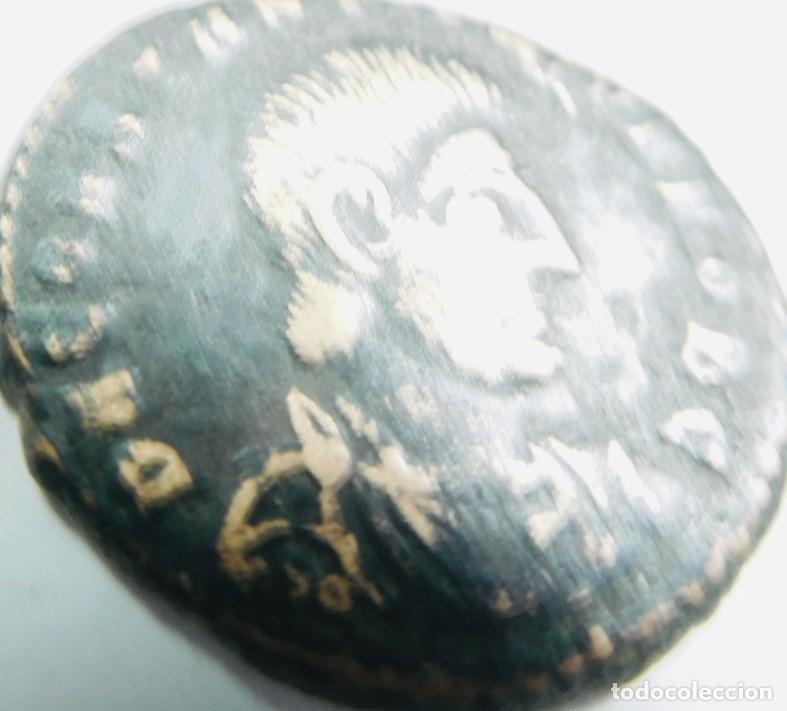 Monedas Imperio romano: anverso y el reverso de una moneda de bronce del Bajo Imperio Romano.