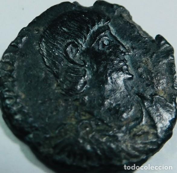 Monedas Imperio romano: Anverso y el reverso de una tercera moneda romana de bronce,