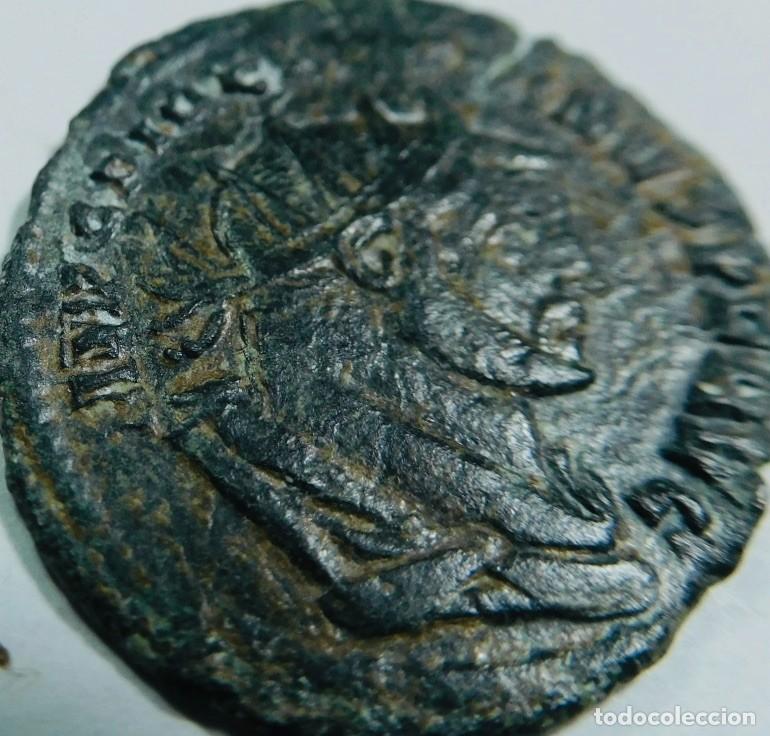 Monedas Imperio romano: Anverso y el reverso de una excelente moneda de bronce, dinastia constantiniana, 320 d.C.