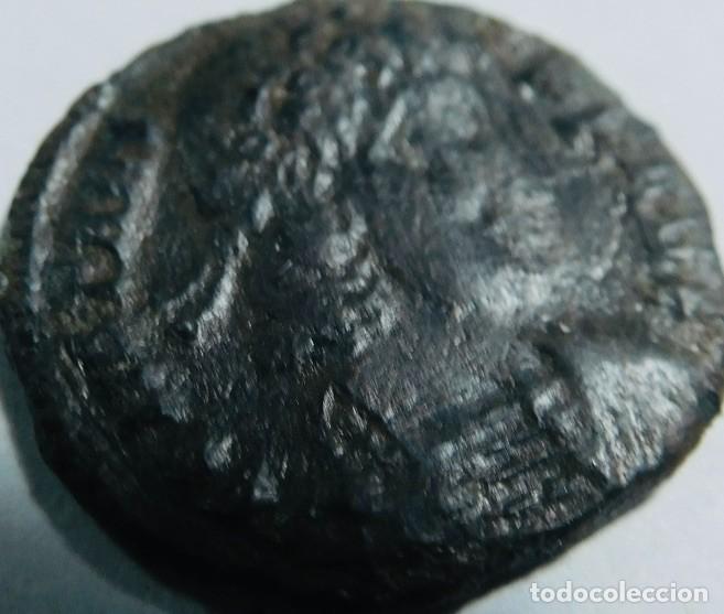Monedas Imperio romano: Nummus (follis) de bronce acu&ntilde;ado a mediados del siglo IV d.C