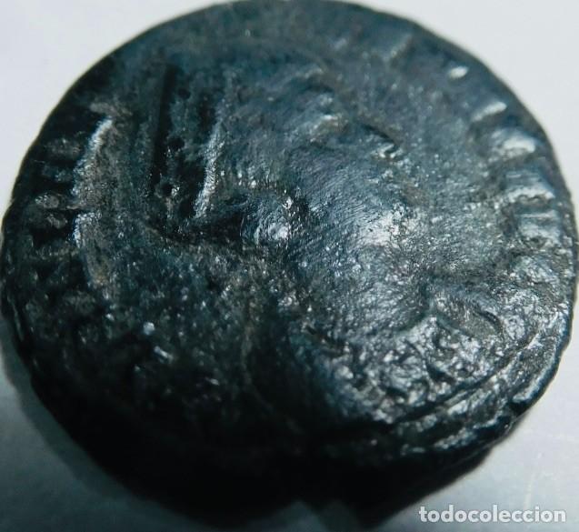 Monedas Imperio romano: Moneda romana de bronce, un nummus o follis, siglo IV d.C., entree los a&ntilde;os 337 y el 361 d.C.