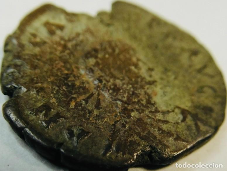 Monedas Imperio romano: nummus o follis de bronce del Imperio Romano. Emperador Constante o su hermano Constancio II