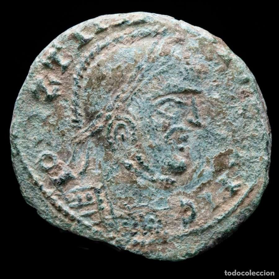 Monedas Imperio romano: Constantino I, follis. Dos Victorias Estilo barbaro. (6127)