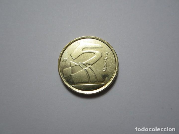 Monedas Juan Carlos I: MONEDA DE 5 PESETAS DE 2001 SC - Foto 2