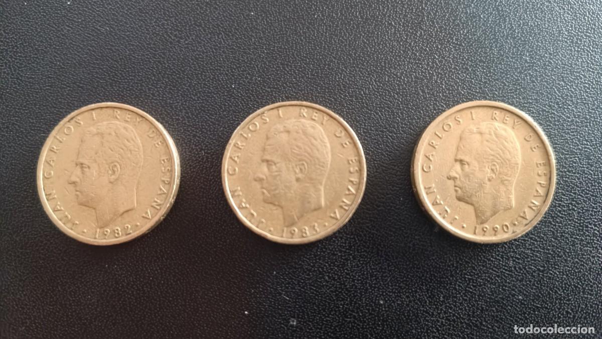 Monedas Juan Carlos I: Tres monedas de Cien pesetas de Juan Carlos I. A&ntilde;os 1982-1983 y 1990